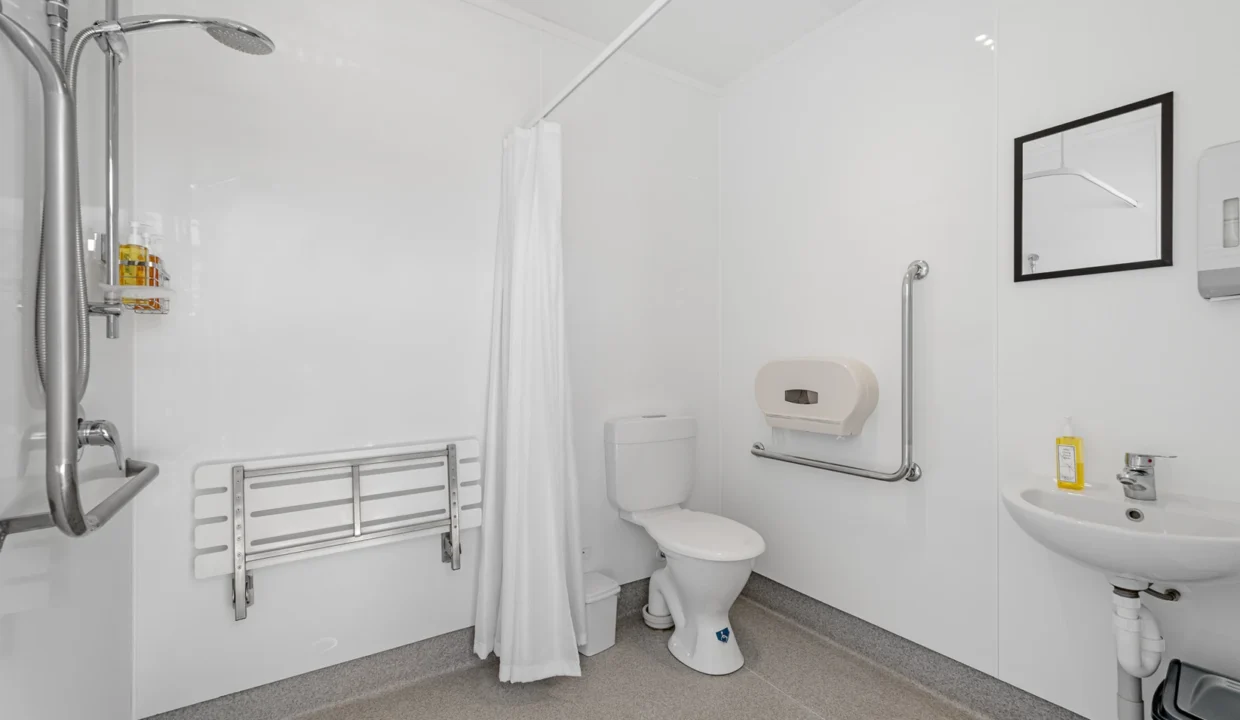 de49-H3194972-119723214__1730753739-113705-7305StateHighway1ExternalShower1of1